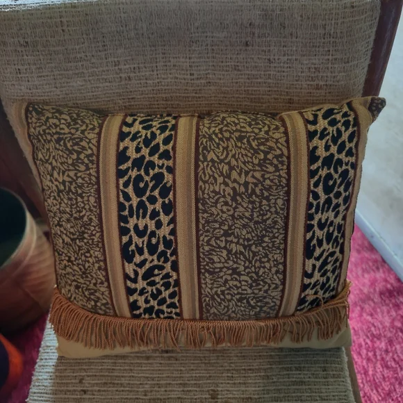 ANIMAL PRINT DECORATIVE PILLOW. - Picture 1 of 2